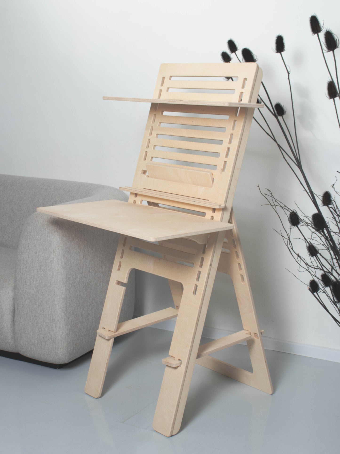 Focusdesk Original extension in a minimalistic room.